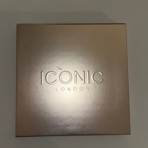 Iconic London Day to Stay Palette - Picture 3 of 4